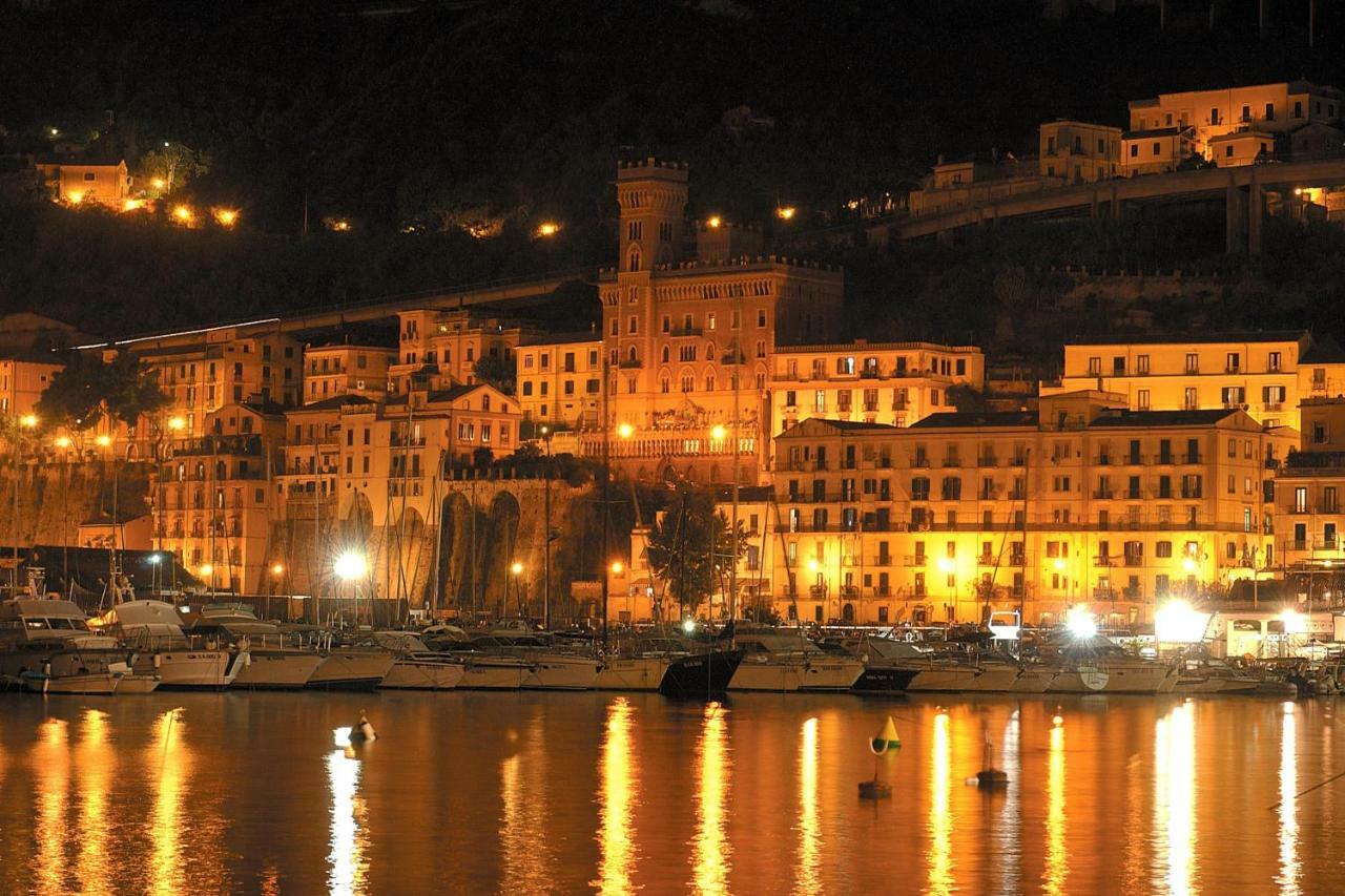 Starhost - Golden Suite Salerno Buitenkant foto